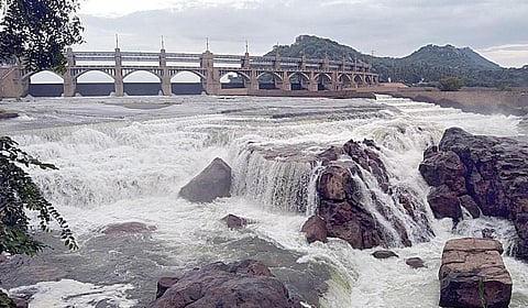 மேட்டூர் அணையின் 16 கண் மதகுகள் வழியாக காவிரி ஆற்றில் வெளியேற்றப்படும் உபரி நீர்.