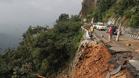 திருமலையில் மழை வாகன ஓட்டிகள் அவதி