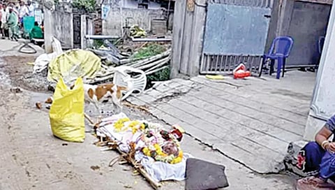 ஆந்திராவில் சொத்து பிரச்சினை காரணமாக தந்தையின் உடலை 3 நாட்களாக அடக்கம் செய்ய விடாமல் தடுக்கும் மகன்