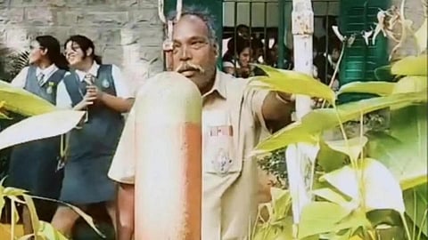 பள்ளியில் 38 ஆண்டு மணி அடித்த ஊழியருக்கு பிரியாவிடை!