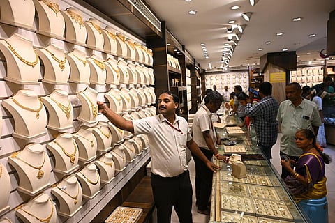 தொடர்ந்து குறையும் தங்கம், வெள்ளி விலை: வாடிக்கையாளர்கள் மகிழ்ச்சி!