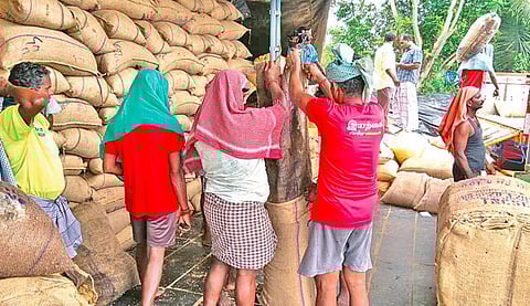 நாகை கொள்முதல் நிலையங்களில் தேங்கிய நெல் மூட்டைகளை இயக்கம் செய்யும் பணி தீவிரம்!