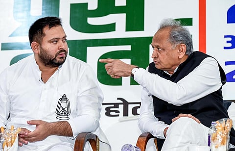 தேஜஸ்வி யாதவ் (இடது) அசோக் கெலாட் (வலது)