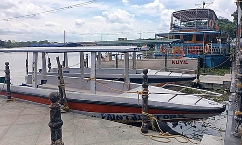 நோணாங்குப்பம் ஆற்றில் நீர்வரத்து அதிகரிப்பால் படகு சவாரி நிறுத்தம் - சுற்றுலா பயணிகள் ஏமாற்றம்