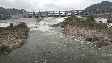 மேட்டூர் அணை 16 கண் மதகு வழியாக வெளியேற்றப்படும் உபரிநீர்.