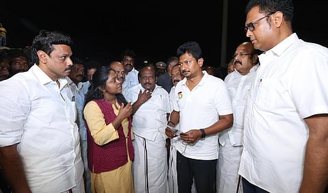 தஞ்சாவூர் ரயில் நிலையத்தில் நேற்று ஆய்வுக்கு வந்த துணை முதல்வர் உதயநிதியிடம் நெல் கொள்முதல் தொடர்பாக விளக்கமளித்த மாவட்ட ஆட்சியர் பா.பிரியங்கா பங்கஜம்.