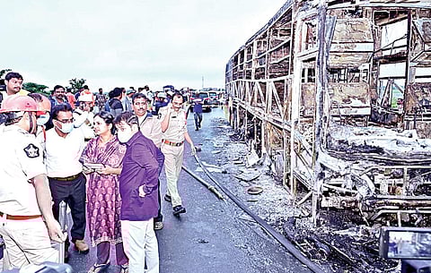 ஆந்திர மாநிலம் கர்னூல் அருகே தீ விபத்துக்குள்ளான சொகுசுப் பேருந்து எலும்புக்கூடு போல மாறியுள்ளது. சம்பவ இடத்தைப் பார்வையிட்டு ஆய்வு செய்த கர்னூல் மாவட்ட ஆட்சியர் ஏ.சிரி உள்ளிட்ட அதிகாரிகள்.படம்: பிடிஐ