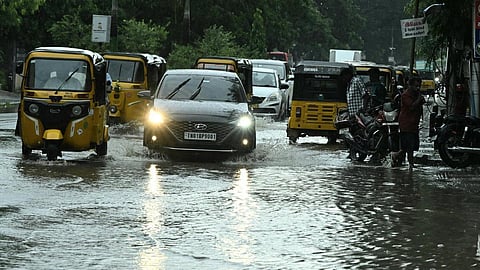காற்றழுத்த தாழ்வுப் பகுதி அக்.27-ல் புயலாக வலுப்பெறுகிறது: தமிழகத்தில் பரவலாக கனமழை பெய்ய வாய்ப்பு