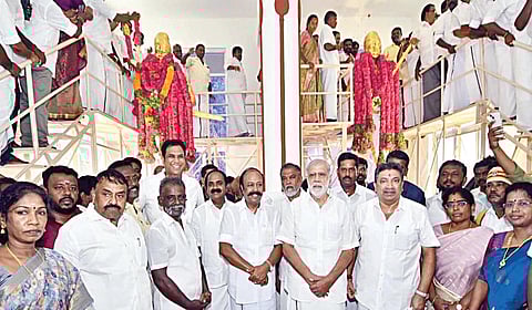 திருப்பத்தூரில் உள்ள மருது சகோதரர்கள் சிலைகளுக்கு மாலை அணிவித்து மரியாதை செலுத்திய அமைச்சர்கள் ஐ.பெரியசாமி, கே.ஆர்.பெரியகருப்பன், ராஜகண்ணப்பன், பழனிவேல் தியாகராஜன், சிவ.வீ.மெய்யநாதன், டிஆர்பி.ராஜா உள்ளிட்டோர்.