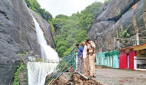 பழைய குற்றாலம் அருவிக்கரையில் உள்ள தடுப்புக் கம்பிகள் வெள்ளத்தில் சேதமடைந்துள்ளன.