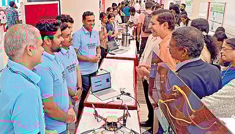 சென்னை ஐஐடி-யில் நேற்று நடைபெற்ற 'சிந்தனைக்கு செயல் கொடுப்போம்' என்ற தலைப்பிலான மாணவர்களின் புத்தொழில்- அறிவியல் கண்காட்சியை ஐஐடி இயக்குநர் வீ.காமகோடி தொடங்கிவைத்து பார்வையிட்டார்.