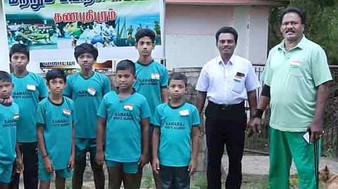 இளம் கபடி வீரர்களுடன் எஸ்.ராஜரத்தினம் (வலது பக்கம் உள்ளவர்)