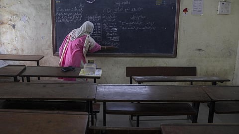 மாணவர் சேர்க்கை இல்லாத 8,000 பள்ளிகளில் 20,000 ஆசிரியர்கள்: மத்திய கல்வி அமைச்சகம்