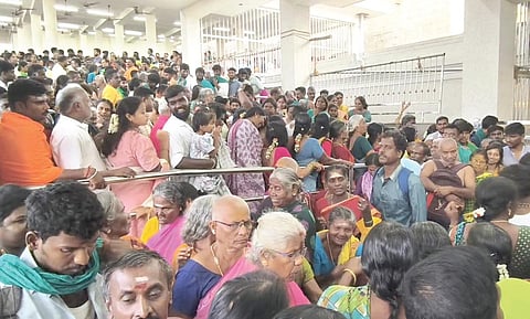 திருச்செந்தூரில் இன்று மாலை நடைபெற உள்ள கந்தசஷ்டி திருவிழாவையொட்டி குவிந்துள்ள பக்தர்கள்.