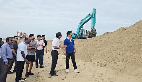 அடையாறு முகத்துவாரத்தை அகலப்படுத்துவதற்கான தூர்வாரும் பணியை முதல்வர் மீண்டும் ஆய்வு