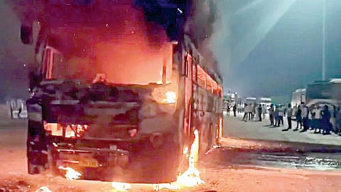 நெடுஞ்சாலையில் தீப்பற்றி சாம்பலான பேருந்து: ஆக்ரா அருகே 70 பயணிகள் உயிர்த் தப்பினர்