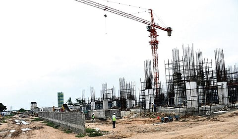 மதுரை மாட்டுத்தாவணியில் துரிதமாக நடைபெற்றுவரும் டைடல் பார்க் கட்டுமானப் பணி. | படம்: எஸ்.கிருஷ்ணமூர்த்தி |