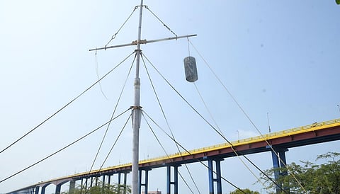 பாம்பன் துறைமுகத்தில் ஏற்றப்பட்டுள்ள இரண்டாம் எண் புயல் எச்சரிக்கைக் கூண்டு.