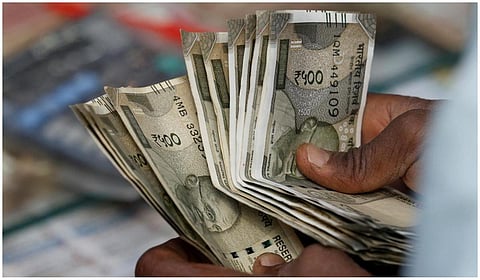 மதுரை: சாலையில் கிடந்த ரூ.17 லட்சம் பணத்தை போலீஸில் ஒப்படைத்த பெண்; குவியும் பாராட்டு!