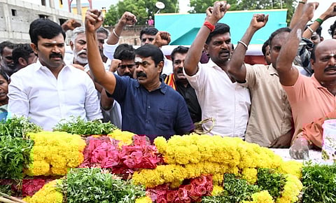 விடுதலை போராட்ட வீரர்கள் மருது சகோதரர்கள் குருபூஜையையொட்டி சிவகங்கை மாவட்டம் காளையார்கோவிலில் அவர்களது நினைவிடத்தில் மரியாதை செய்த சீமான்.