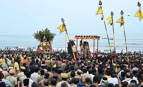 திருச்செந்தூர் சூரசம்ஹாரம்: அரோகரா முழக்கத்துடன் லட்சக்கணக்கான பக்தர்கள் தரிசனம்