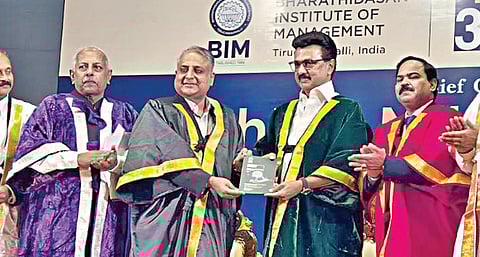 சென்னையில் நேற்று நடைபெற்ற திருச்சி பாரதிதாசன் மேலாண்மைக் கல்வி நிறுவனத்தின் (பிம்) 33-வது பட்டளிப்பு விழாவில், பிம் ஆய்வுக்கட்டுரை தொகுப்பு நூலை முதல்வர் மு.க.ஸ்டாலின் வெளியிட, முதல் பிரதியை ‘பிம்’ தலைவர் ரவி அப்பாசாமி பெற்றுக்கொண்டார். அருகில், உயர்கல்வித் துறை செயலர் பொ.சங்கர், பிம் நிர்வாகக் குழு உறுப்பினர் என்.பாலபாஸ்கர், தேர்வு கட்டுப்பாட்டு அலுவலர் ஜெய கிருஷ்ணா, முதுகலை துறையின் தலைவர் ராகவேந்திரா ஆகியோர் உள்ளனர்.