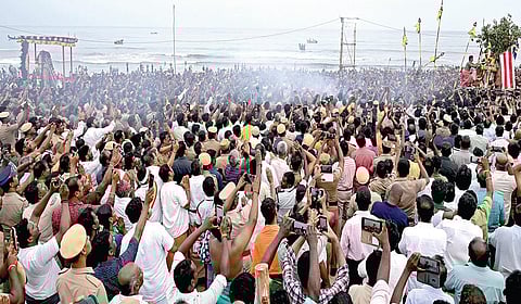 திருச்செந்தூர் சுப்பிரமணிய சுவாமி கோயில் கந்தசஷ்டி விழாவில் நேற்று மாலை சூரசம்ஹாரம் நடைபெற்றது. கடற்கரையில் திரண்டிருந்த லட்சக்கணக்கான பக்தர்களின் ‘அரோகரா’ கோஷத்துக்கு மத்தியில் சூரபத்மனை சுவாமி ஜெயந்திநாதர் வதம் செய்தார். | படம்: என்.ராஜேஷ் |