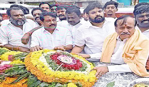 மருது சகோதரர்களின் குருபூஜையையொட்டி காளையார்கோவிலில் அவர்களது நினைவிடத்தில் மரியாதை செலுத்திய பாஜக மாநிலத் தலைவர் நயினார் நாகேந்திரன், மூத்த தலைவர் ஹெச்.ராஜா, மாவட்டத் தலைவர் பாண்டித்துரை உள்ளிட்டோர். | படம்: எல்.பாலச்சந்தர் |