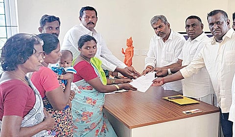 துபாயில் உயிரிழந்த இளைஞர் மாரிமுத்துவின் மனைவியிடம் இருந்து கோரிக்கை மனுவை பெற்றுக் கொண்ட பாஜக அயலக தமிழர் பிரிவு மாநில தலைவர் கே.எம்.சுந்தரம்.