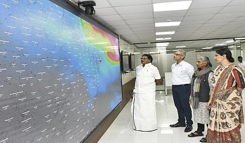 சென்னையில் மழையால் பாதிக்கப்படும் மக்களுக்கு உடனடியாக உதவ 215 இடங்களில் வெள்ள நிவாரண மையங்கள்