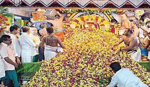 வடபழனி முருகன் கோயிலில் சூரசம்ஹாரம்: திருத்தணியில் சுப்பிரமணியருக்கு புஷ்பாஞ்சலி