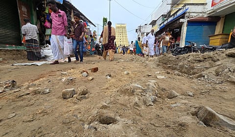 ராமேசுவரம் ராமநாதசுவாமி கோயிலில் இருந்து அக்னி தீர்த்த கடற்கரைக்குச் செல்லும் பிரதான சாலையான சன்னதி தெரு