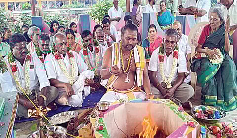 பசும்பொன் தேவர் நினைவிடத்தில் நேற்று நடைபெற்ற யாகசாலை பூஜையில் பங்கேற்ற மத்திய முன்னாள் அமைச்சர் பொன்.ராதாகிருஷ்ணன் உள்ளிட்டோர்.