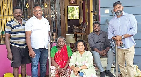 திண்ணைப் பிரச்சாரத்தில் ஈடுபட்டுள்ள மரிய ஜெனிபர் - தீபக் சாலமன் தம்பதி...