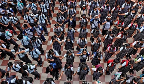 அரசுப் பள்ளிகளில் தேசிய கீதம் பாடாவிட்டால் சம்பளம் குறைப்பு