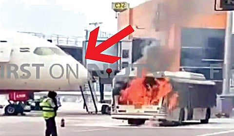 டெல்லியில் விமானம் அருகில் தீப்பற்றிய பேருந்து