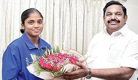 ஆசிய இளையோர் கபடி போட்டியில் தங்கப்பதக்கம் வென்ற கார்த்திகாவை அதிமுக பொதுச்செயலாளர் பழனிசாமி நேற்று நேரில் அழைத்து வாழ்த்தினார்.