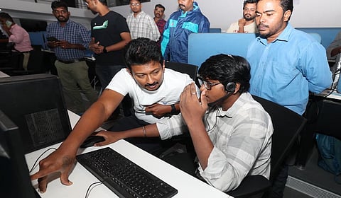 மாநகராட்சி கட்டுப்பாட்டு மையத்தில் துணை முதல்வர் உதயநிதி ஸ்டாலின் திடீர் ஆய்வு