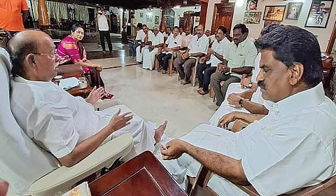 தைலாபுரத்தில் பாமக நிறுவனர் ராமதாஸை சந்தித்து நலம் விசாரித்த கொங்குநாடு மக்கள் தேசிய கட்சி பொதுச் செயலாளர் ஈஸ்வரன்.