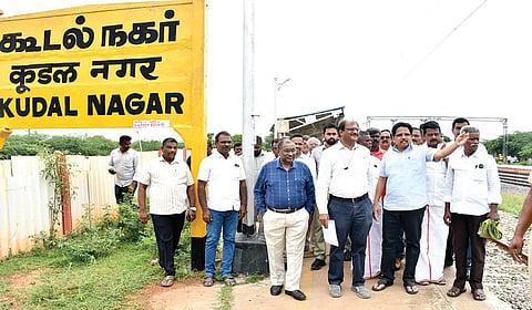 கூடல் நகர் ரயில் நிலையத்தில் 2-வது முனையமாக்குவதற்கான ஆய்வு மேற்கொண்ட மதுரை மக்களவை உறுப்பினர் சு.வெங்கடேசன் மற்றும் ரயில்வே அதிகாரிகள்.