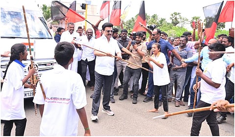 தென்காசியில் மாணவ, மாணவியர்களுடன் சிலம்பம் சுற்றி மகிழ்ந்த முதல்வர் ஸ்டாலின்!