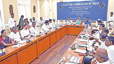 அங்கீகரிக்கப்பட்ட அரசியல் கட்சிகளுடன் தமிழக தேர்தல் அதிகாரி ஆலோசனை: வாக்காளர் பட்டியல் சிறப்பு திருத்தத்துக்கு அதிமுக, பாஜக ஆதரவு; திமுக, காங்கிரஸ் எதிர்ப்பு