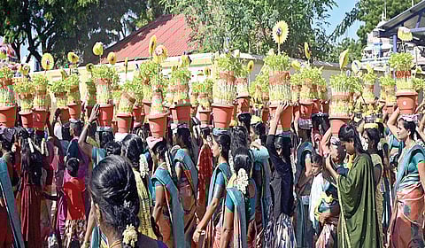 பசும்பொன் முத்துராமலிங்கத் தேவர் நினைவிடத்துக்கு நேற்று முளைப்பாரி எடுத்துக் கொண்டு ஊர்வலமாக வந்த பெண்கள். | படம்: எல்.பாலச்சந்தர் |