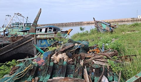இலங்கையில் நாட்டுடமையாக்கப்பட்ட தமிழக மீனவர்களின் படகுகள் உடைக்கப்படும் அவலம்!