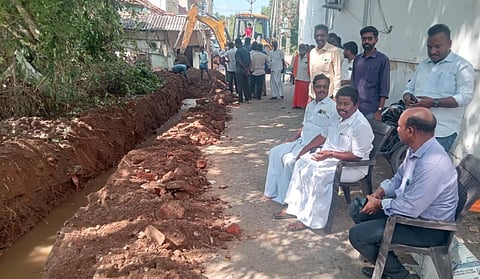 70 நாட்களுக்கு மேல் தேங்கிய மழைநீர் வடிந்தது: 5 மணி நேரம் கண்காணித்து பணிகளை முடித்த கும்பகோணம் எம்எல்ஏ