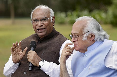 டெல்லியில் செய்தியாளர்களிடம் பேசிய மல்லிகார்ஜுன கார்கே. உடன் காங்கிரஸ் செய்தித் தொடர்பு பொதுச் செயலாளர் ஜெயராம் ரமேஷ்.