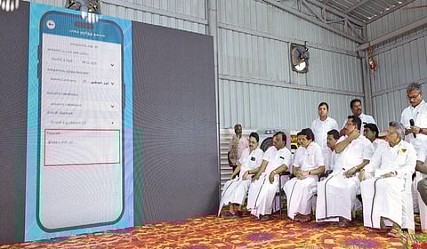 கோவை தொண்டாமுத்தூரில் நடந்த கூட்டத்தில் கலந்து கொண்ட மேற்கு மண்டல பொறுப்பாளர் வி.செந்தில்பாலாஜி, வடக்கு மாவட்ட திமுக செயலாளர் தொ.அ.ரவி உள்ளிட்டோர்.