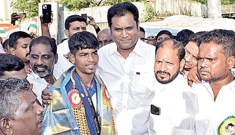 ஆசிய இளையோர் விளையாட்டுப் போட்டியில் தங்கம் வென்ற கபடி வீரர் அபினேஷுக்கு, சொந்த ஊரான வடுவூரில் நேற்று நடைபெற்ற விழாவில் சால்வை அணிவித்து பாராட்டிய அமைச்சர் டிஆர்பி.ராஜா உள்ளிட்டோர்.