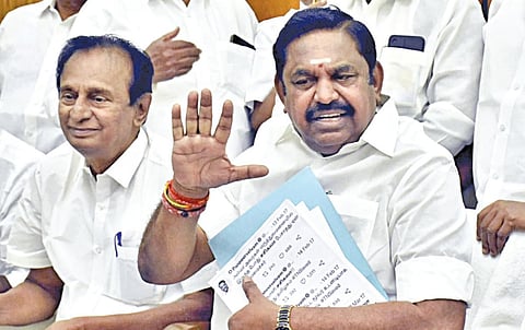 சேலத்தில் செய்தியாளர்களிடம் பேசிய அதிமுக பொதுச் செயலாளர் பழனிசாமி. உடன் அமைப்புச் செயலாளர் செம்மலை.