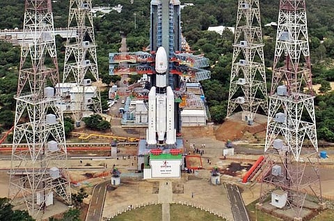 சிஎம்எஸ்-03 செயற்கைக்கோளுடன் இன்று விண்ணில் பாய தயார் நிலையில் உள்ள எல்விஎம்3- எம் 5 ராக்கெட்.